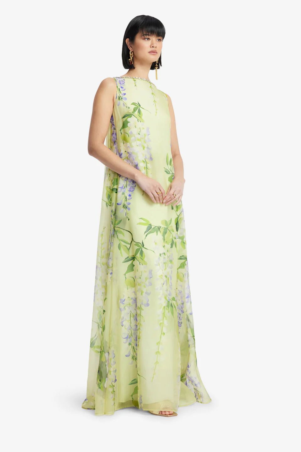 Flowing floral maxi dress in light green with elegant silhouette